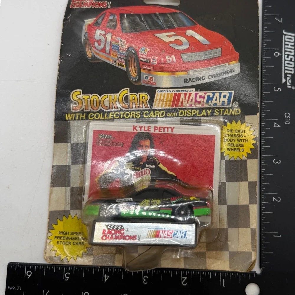 1992 Racing Champions Kyle Petty 42 Mello Yello NASCAR Diecast 1:64 with Card